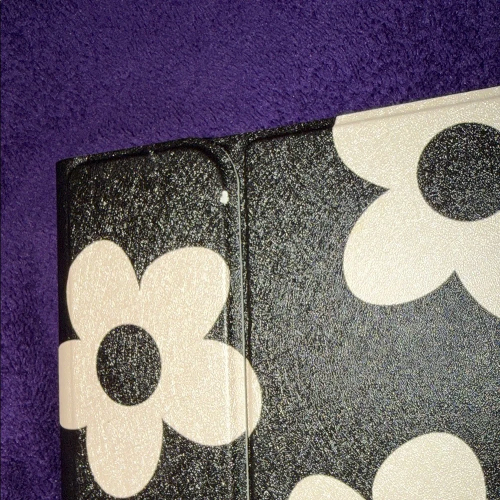 Black/Cream Daisy Print iPad Case/Keyboard